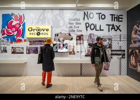 London, Großbritannien. 16. Februar 2023 Ein allgemeiner Blick auf die „Beyond the Streets“, eine neue Ausstellung in der Saatchi-Galerie mit Werken von über 100 internationalen Künstlern, die als die umfassendste Graffiti- und Street Art-Ausstellung bezeichnet wird, die in Großbritannien eröffnet wird. Die Show findet vom 17. Februar bis zum 9. Mai 2023 statt. Kredit: Stephen Chung / Alamy Live News Stockfoto