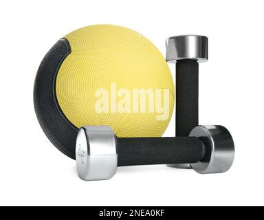 Medizinball und Kurzhanteln auf weißem Hintergrund Stockfoto