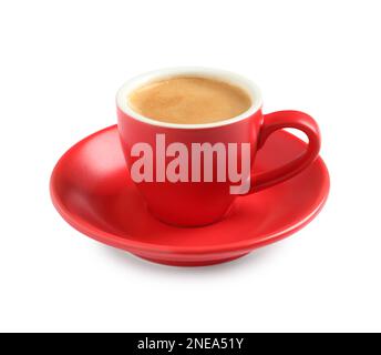 Aromatischer Kaffee in roter Tasse auf weißem Hintergrund Stockfoto