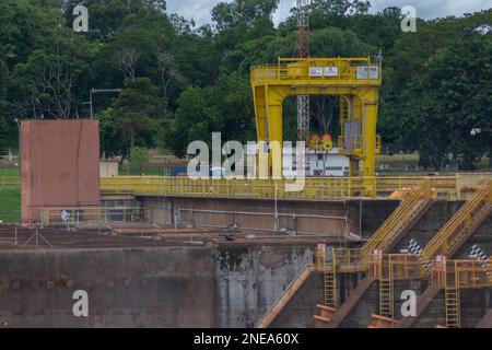 14. Januar 2023. Bau eines hydroelektrischen Staudamms in der Stadt Barra Bonita, SP - Brasilien. Der Damm wurde 1973 eingeweiht und wurde zu einer Touristenattraktion Stockfoto