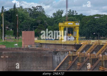 14. Januar 2023. Bau eines hydroelektrischen Staudamms in der Stadt Barra Bonita, SP - Brasilien. Der Damm wurde 1973 eingeweiht und wurde zu einer Touristenattraktion Stockfoto