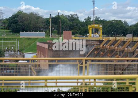 14. Januar 2023. Bau eines hydroelektrischen Staudamms in der Stadt Barra Bonita, SP - Brasilien. Der Damm wurde 1973 eingeweiht und wurde zu einer Touristenattraktion Stockfoto
