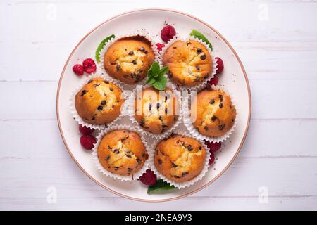 Schokoladenchips-Muffin aus einer deutschen Patisserie. Stockfoto