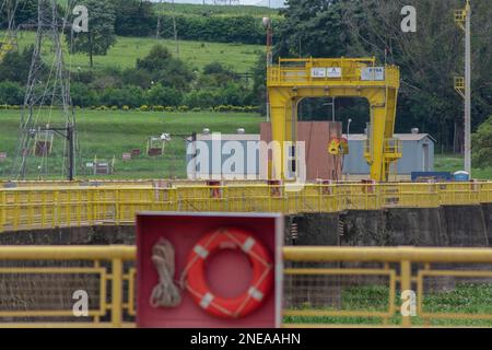 14. Januar 2023. Bau eines hydroelektrischen Staudamms in der Stadt Barra Bonita, SP - Brasilien. Der Damm wurde 1973 eingeweiht und wurde zu einer Touristenattraktion Stockfoto