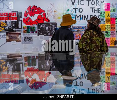 London, Großbritannien. 16. Februar 2023. JENSEITS DER STRASSEN IN LONDON bietet die Saatchi Gallery neue Werke, großmaßstäbliche Installationen, originale Ephemeria und Mode, die den mächtigen Einfluss von Graffiti und Straßenkunst auf der ganzen Welt einfangen. Kuratiert vom Graffiti-Historiker Roger Gastman. Kredit: Guy Bell/Alamy Live News Stockfoto