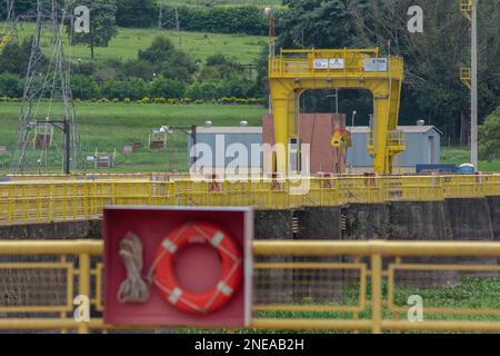 14. Januar 2023. Bau eines hydroelektrischen Staudamms in der Stadt Barra Bonita, SP - Brasilien. Der Damm wurde 1973 eingeweiht und wurde zu einer Touristenattraktion Stockfoto