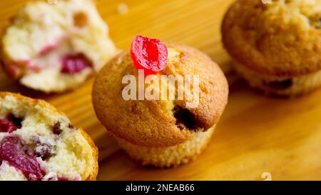 Kandierte Kirschmuffins aus einer deutschen Patisserie. Stockfoto