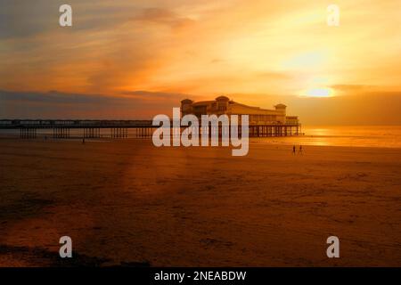 Winteruntergang in Weston super Mare, Somerset, England Stockfoto