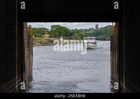 14 Jan. 2023. Barra Bonita - Brasilien: Tourboot mit Touristen, das in Richtung der Barra Bonita Schleuse segelt, die die Lücken zwischen dem oberen und dem lowe überbrückt Stockfoto