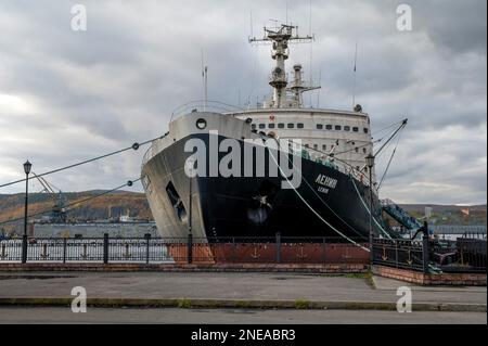 MURMANSK, RUSSLAND - - 17. SEPTEMBER 2021: Lenin 1957 Eisbrecher, der erste nuklearbetriebene Eisbrecher der Welt. Eisbrecher, im Hafen. Stockfoto