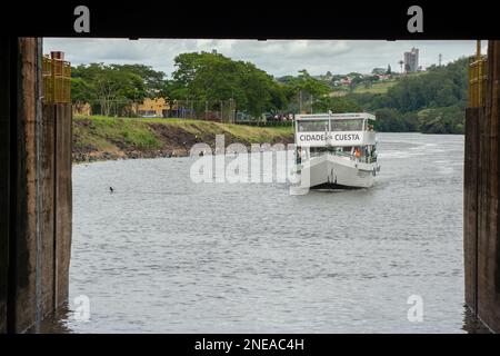 14 Jan. 2023. Barra Bonita - Brasilien: Tourboot mit Touristen, das in Richtung der Barra Bonita Schleuse segelt, die die Lücken zwischen dem oberen und dem lowe überbrückt Stockfoto