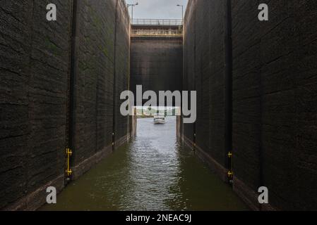 14 Jan. 2023. Barra Bonita - Brasilien: Tourboot mit Touristen, das in Richtung der Barra Bonita Schleuse segelt, die die Lücken zwischen dem oberen und dem lowe überbrückt Stockfoto