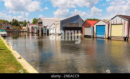 Werfen Sie einen Blick auf die Bootshäuser im Hafen von Port Rowan am Eriesee in Ontario, Kanada. Stockfoto