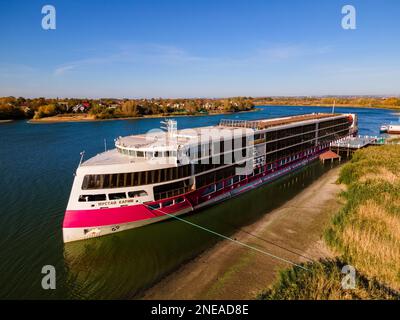 ROSTOV-ON-DON, RUSSLAND - 09. OKTOBER 2020: Flussmotorschiff Mustai Karim. Ein vierstöckiges Passagierschiff. Stockfoto