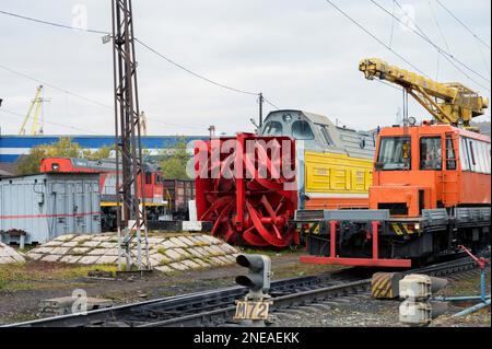 MURMANSK, RUSSLAND - 17. SEPTEMBER 2021: Blick auf den elektrischen Schneepflug mit Fräswerk und Rotation. Schneepflug auf Eisenbahnschienen. Stockfoto