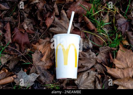 Slough, Berkshire, Großbritannien. 16. Februar 2023. Der vertraute Anblick von McDonalds Müll. Der Fast-Food-Riese McDonalds hat aufgrund der steigenden Lebensmittel- und Energiekosten Preiserhöhungen für vier seiner Lebensmittel und ein Getränk angekündigt. Der größte Zuwachs ist beim Mayo-Huhn zu verzeichnen, das von 99p auf £1,19 steigt, was einem prozentualen Zuwachs von 20 % entspricht. Kredit: Maureen McLean/Alamy Live News Stockfoto