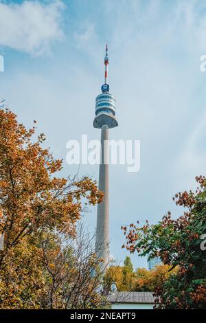 Wien, Österreich - 28. August 2022: Blick auf den Donauturm oder Donauturm im Stadtteil Donaustadt in Wien, Österreich, Emerg Stockfoto