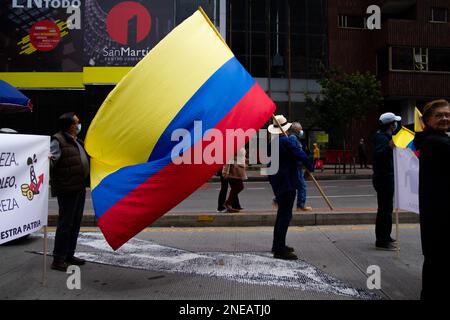 Demonstranten winken und tragen kolumbianische Flaggen während der Demonstrationen gegen die Reformvorschläge des kolumbianischen Präsidenten Gustavo Petro in Bogota, C Stockfoto