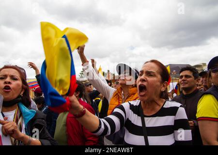 Demonstranten winken und tragen kolumbianische Flaggen während der Demonstrationen gegen die Reformvorschläge des kolumbianischen Präsidenten Gustavo Petro in Bogota, C Stockfoto