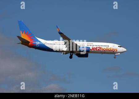 Eine Boeing 737-800 von Jet2Holidays nähert sich Teneriffa Süd Flughafen Kanarische Inseln Stockfoto