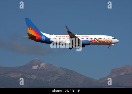 Eine Boeing 737-800 von Jet2Holidays nähert sich Teneriffa Süd Flughafen Kanarische Inseln Stockfoto