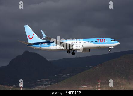 Eine Boeing 737-800 von TUI nähert sich dem Flughafen Teneriffa Süd Stockfoto