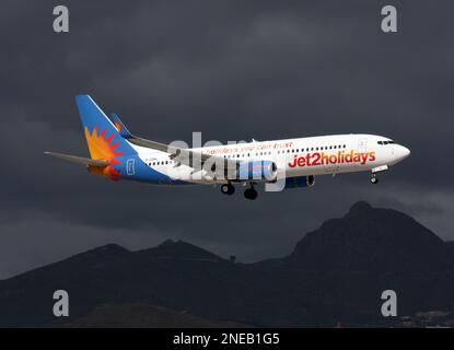 Eine Boeing 737-800 von Jet2Holidays nähert sich Teneriffa Süd Flughafen Kanarische Inseln Stockfoto