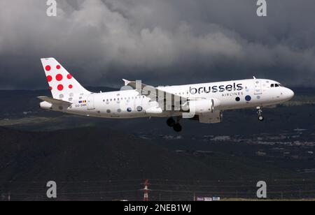 Ein Airbus A320 von Brussels Airlines landet auf den Kanarischen Inseln des Teneriffa-Süd-Flughafens Stockfoto