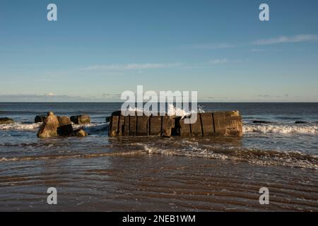 Überreste alter Betonkisten aus dem 2. Weltkrieg am Fraisthorpe Beach bei Bridlington, East Yorkshire, Großbritannien Stockfoto