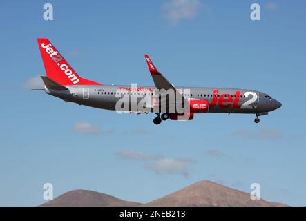 Eine Jet2 Boeing 737-800 nähert sich Teneriffa Süd Flughafen Kanarische Inseln Stockfoto