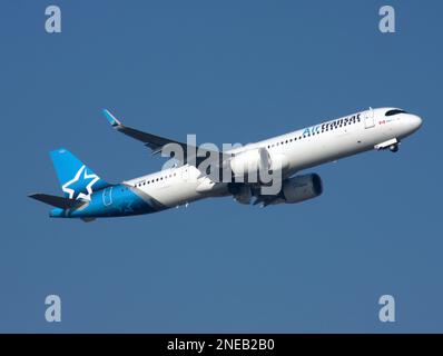 Ein Airbus A321-271NX von Air Transat fährt vom Flughafen London Gatwick ab Stockfoto