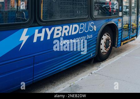 New York, USA - 22. November 2022: New York City Hybrid Bus auf einer Straße in Manhattan. Derzeit fahren 400 Hybridbusse in der Stadt. Stockfoto