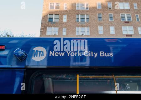 New York, USA - 22. November 2022: New York City Bus auf einer Straße in Manhattan. MTA-Busse verkehren auf den meisten Strecken innerhalb der Stadt New York. Stockfoto