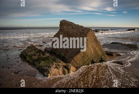 Überreste alter Betonkisten aus dem 2. Weltkrieg am Fraisthorpe Beach bei Bridlington, East Yorkshire, Großbritannien Stockfoto