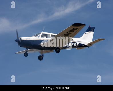 Ein Piper PA-28-161 Cherokee Warrior II trifft am Peterborough Conington Flughafen ein Stockfoto