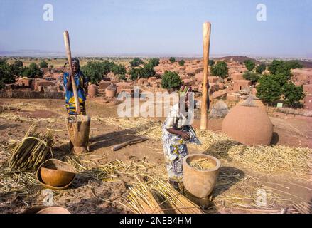 Niger, Tahoua - Frauen aus dem Haussa-Stamm schlagen Hirse vor ihrem Dorf. Stockfoto