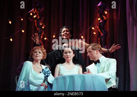 Vorderseite, l-r: Shani Wallis (Tante Bessie), Jan Hartley (Wallis Simpson), Clive Carter (Edward VIII/David) mit Sheila Ferguson (Analise Lavender/The Chanteuse) in ALWAYS at the Victoria Palace Theatre, London SW1 10/06/1997 Musik & Buch: William May & Jason Sprague Zusatzbuch: Frank Hauser Set Design: Hildegard Bechtler Kostüme: Tom Rand musikalische Bühne: Thommie Walsh Regisseure: Frank Hauser & Thommie Walsh Stockfoto