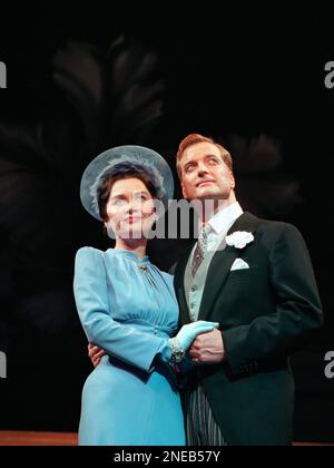 Jan Hartley (Wallis Simpson), Clive Carter (Edward VIII/David) in ALWAYS at the Victoria Palace Theatre, London SW1 10/06/1997 Musik & Buch: William May & Jason Sprague Zusatzbuch: Frank Hauser Set Design: Hildegard Bechtler Kostüme: Tom Rand Musical Bühne: Thommie Walsh Regisseure: Frank Hauser & Thommie Walsh Regisseure Stockfoto
