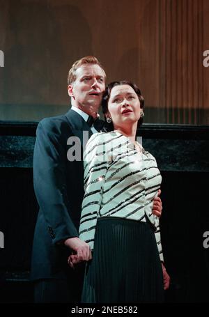 Clive Carter (Edward VIII/David), Jan Hartley (Wallis Simpson) in ALWAYS at the Victoria Palace Theatre, London SW1 10/06/1997 Musik & Buch: William May & Jason Sprague Zusatzbuch: Frank Hauser Set Design: Hildegard Bechtler Kostüme: Tom Rand musikalische Bühne: Thommie Walsh Regisseure: Frank Hauser & Thommie Walsh Stockfoto