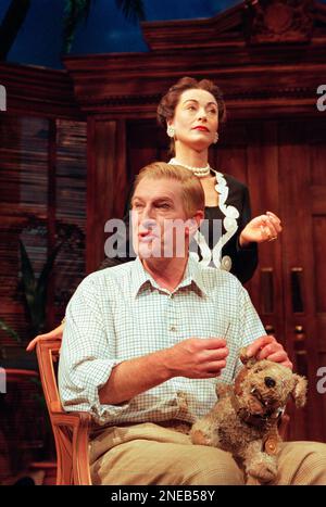 Corin Redgrave (ehemaliger König Edward VIII/David Windsor), Amanda Donohoe (Wallis Simpson) in HRH von Snoo Wilson im Playhouse Theatre, London WC2 09/10/1997 Design: Christopher Woods Beleuchtung: Nick Richings Regisseur: Simon Callow Stockfoto