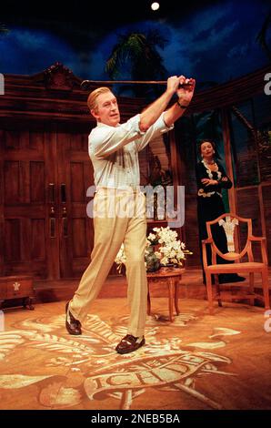 Corin Redgrave (ehemaliger König Edward VIII/David Windsor), Amanda Donohoe (Wallis Simpson) in HRH von Snoo Wilson im Playhouse Theatre, London WC2 09/10/1997 Design: Christopher Woods Beleuchtung: Nick Richings Regisseur: Simon Callow Stockfoto