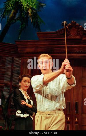 Amanda Donohoe (Wallis Simpson), Corin Redgrave (ehemaliger König Edward VIII/David Windsor) in HRH von Snoo Wilson im Playhouse Theatre, London WC2 09/10/1997 Design: Christopher Woods Beleuchtung: Nick Richings Direktor: Simon Callow Stockfoto