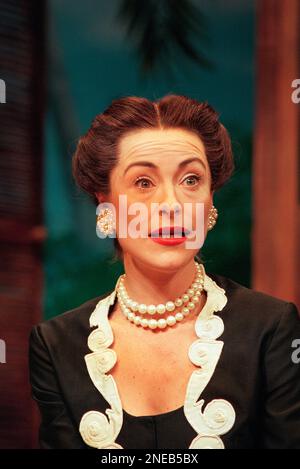 Amanda Donohoe (Wallis Simpson) in HRH von Snoo Wilson im Playhouse Theatre, London WC2 09/10/1997 Design: Christopher Woods Beleuchtung: Nick Richings Regisseur: Simon Callow Stockfoto