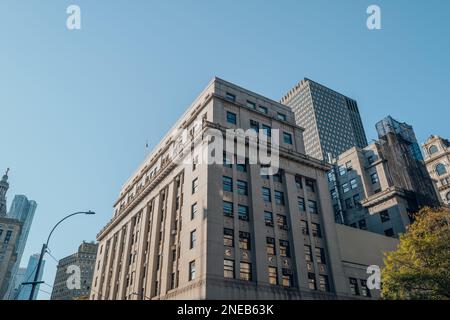 New York, USA - 22. November 2022: Low angle view of Health Building, a Neo-Classical Art-Deco Office Building beherbergt mehrere Gesundheitsabteilungen von Stockfoto