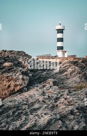 Weitwinkelaufnahme des Leuchtturms in Colonia de Sant Jordi auf Mallorca Stockfoto