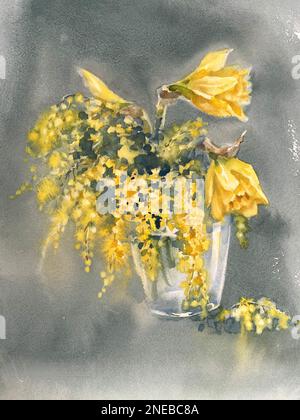 Mimosa- und Narzissenblüten in einer Glasvase mit grauem, wasserfarbenen Hintergrund Stockfoto