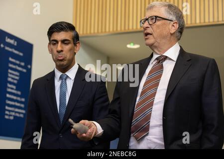 Britische Premierministerin Rishi Sunak am Imperial College in London mit Bill Gates trifft sich mit Entwicklern von Technologieinnovatoren in London, England, Großbritannien Stockfoto