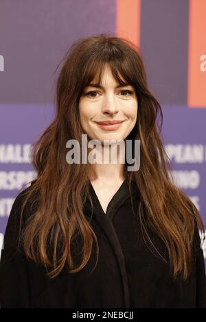 Anne Hathaway spricht auf der Pressekonferenz „She Come to Me“ während des Berlinale International Film Festival Berlin 73. im Grand Hyatt Hotel im Februar Stockfoto