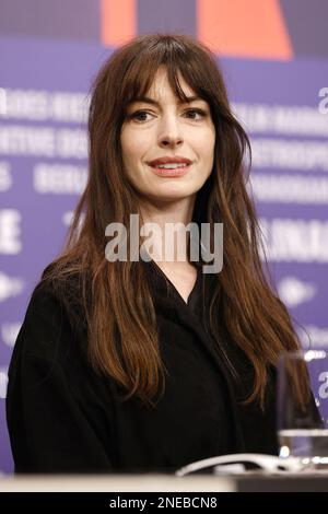 Anne Hathaway spricht auf der Pressekonferenz „She Come to Me“ während des Berlinale International Film Festival Berlin 73. im Grand Hyatt Hotel im Februar Stockfoto