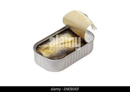 Offene Sardinenkonserven können auf weißem Hintergrund isoliert werden. Mit Beschneidungspfad Stockfoto